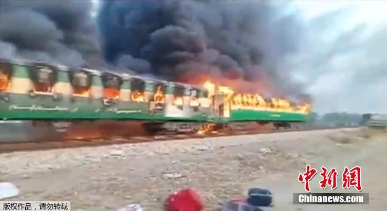 Incêndio em trem deixa ao menos 62 mortos no Paquist?o