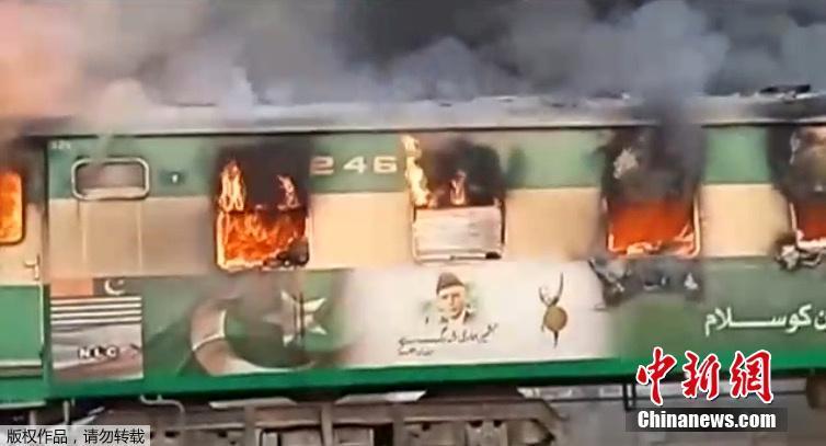 Incêndio em trem deixa ao menos 62 mortos no Paquist?o