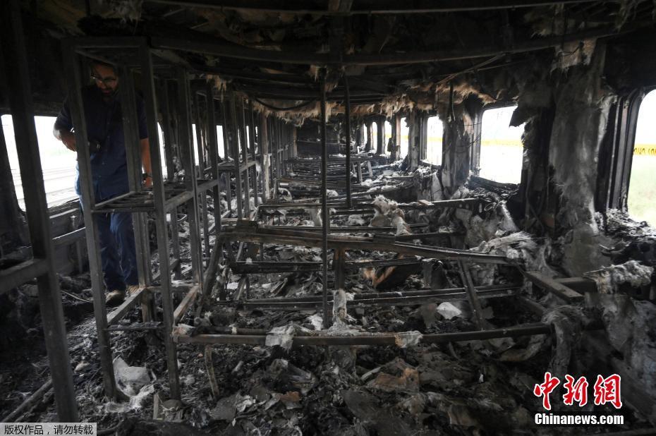 74 mortos à medida que o trem de passageiros pega fogo no Paquist?o Oriental