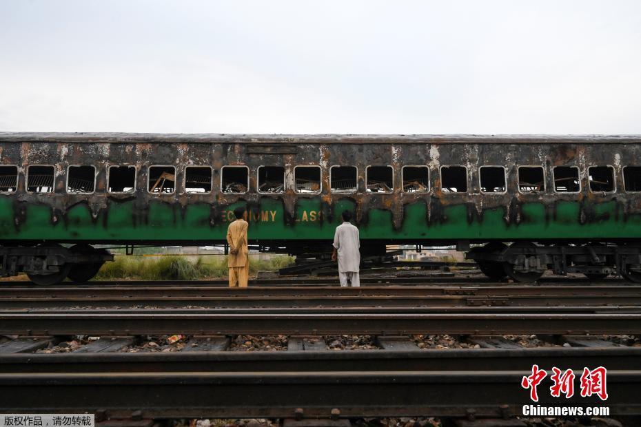 74 mortos à medida que o trem de passageiros pega fogo no Paquist?o Oriental