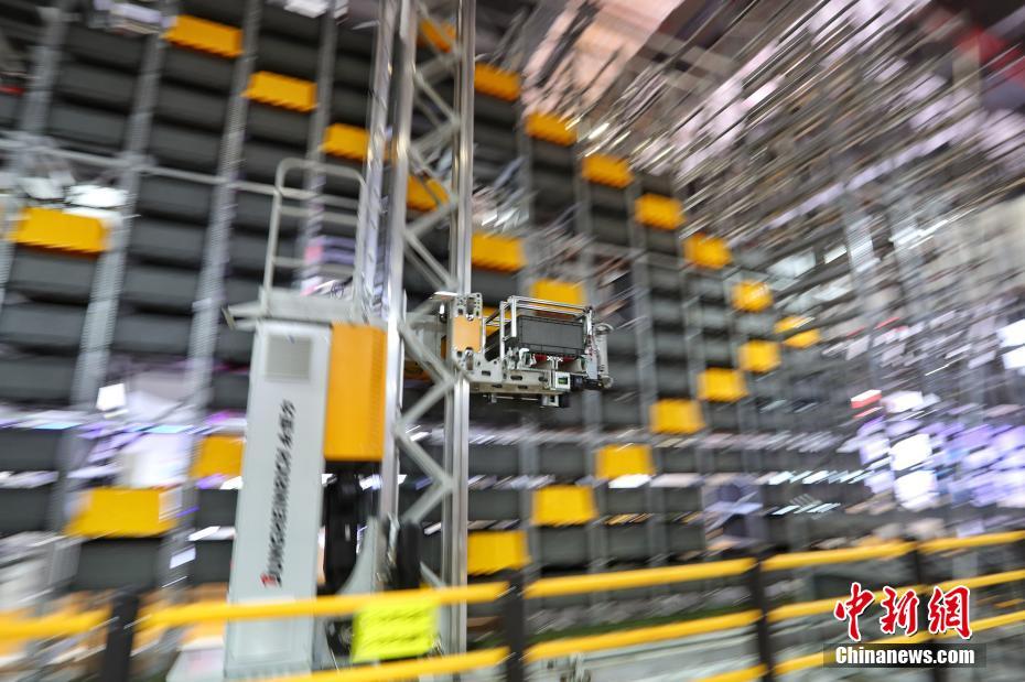 Rob? de separa??o de lixo atrai aten??es na 2a CIIE