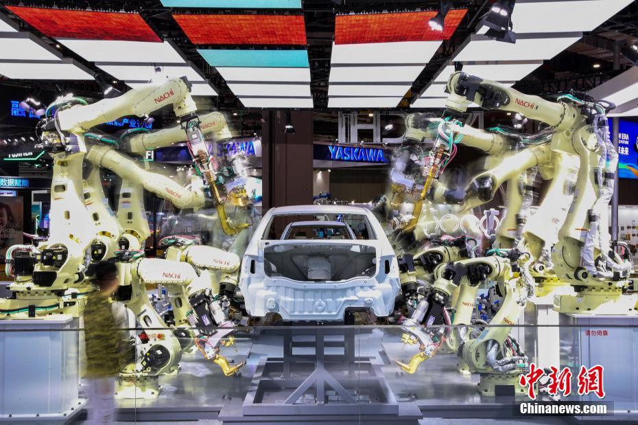 Rob? de separa??o de lixo atrai aten??es na 2a CIIE