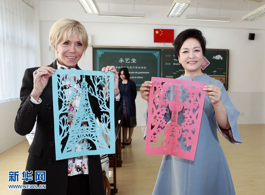 Peng Liyuan e primeira-dama da Fran?a visitam escola secundária em Shanghai