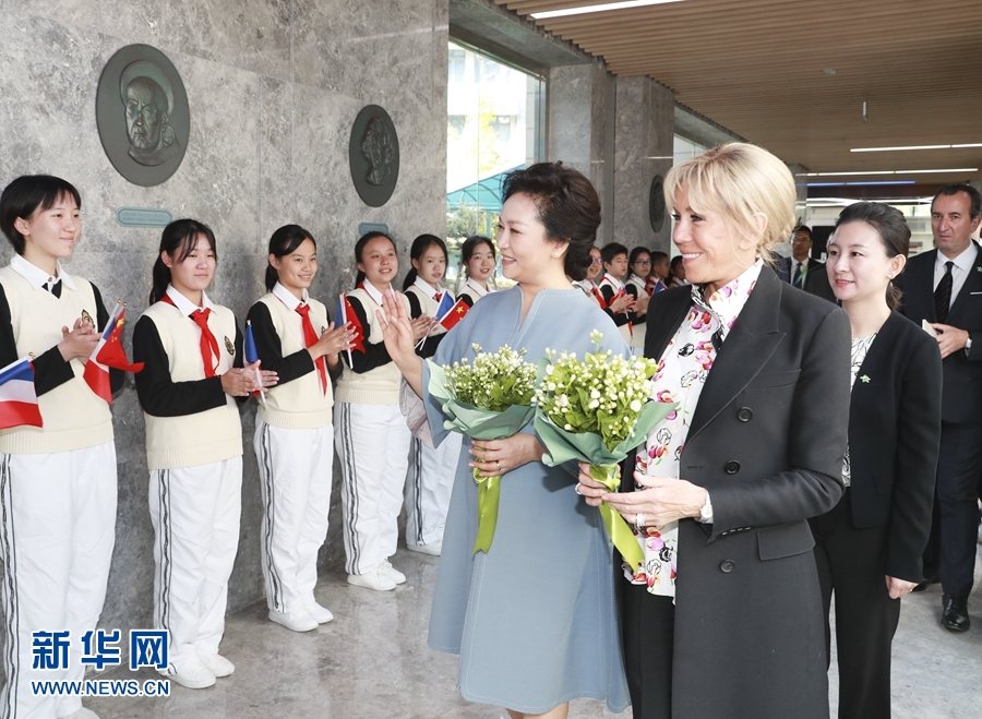 Peng Liyuan e primeira-dama da Fran?a visitam escola secundária em Shanghai