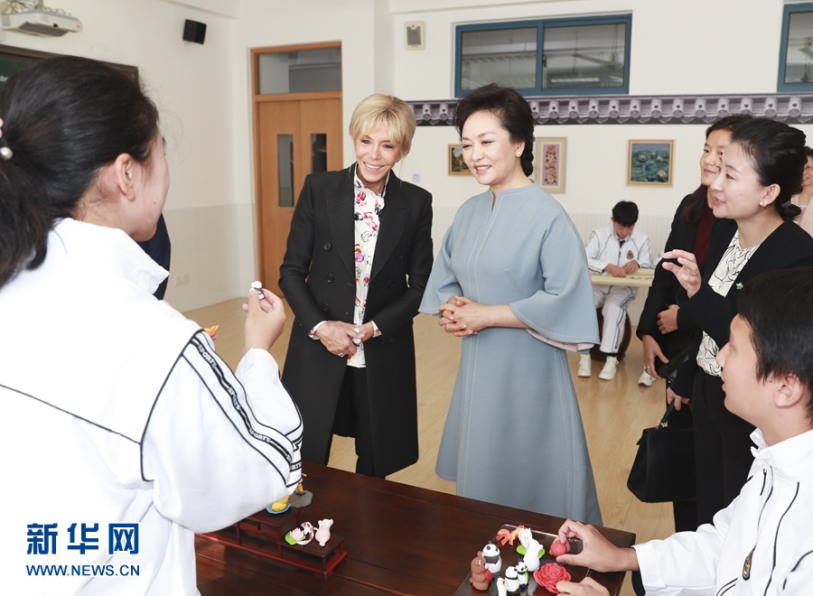 Peng Liyuan e primeira-dama da Fran?a visitam escola secundária em Shanghai