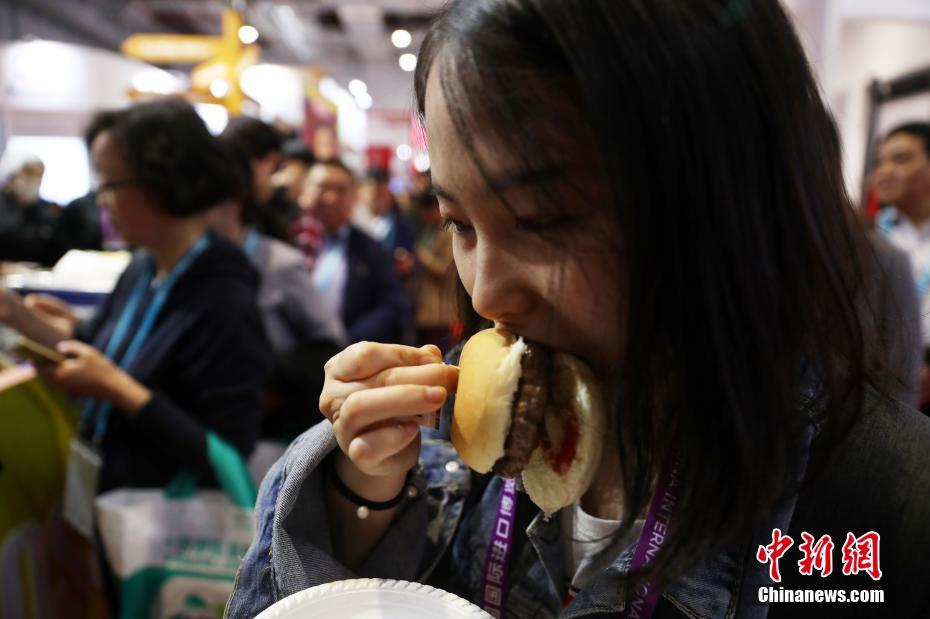 2a CIIE: Sanduíche de carne artificial atrai visitantes