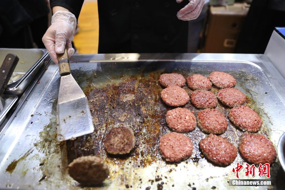 2a CIIE: Sanduíche de carne artificial atrai visitantes