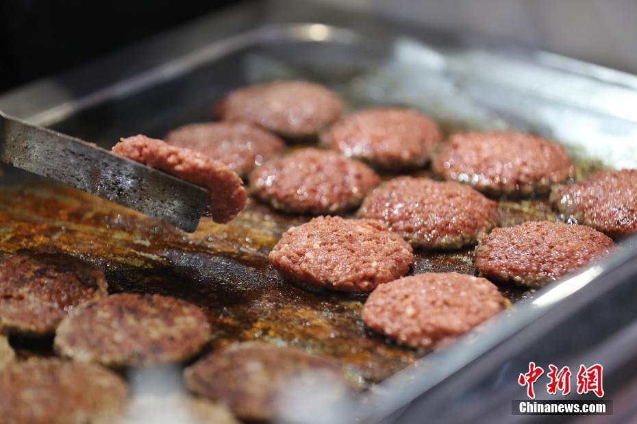 2a CIIE: Sanduíche de carne artificial atrai visitantes