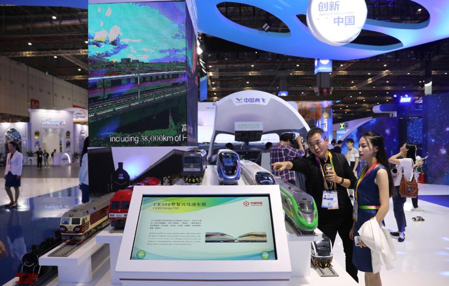 Visita do pavilh?o da China na 2a CIIE