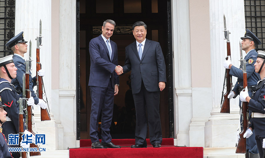 Xi e premiê grego visitam Porto de Piraeus e elogiam a coopera??o sob Iniciativa do Cintur?o e Rota