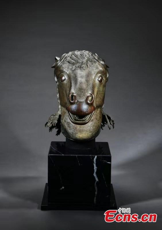 Cabe?a de cavalo de bronze retorna a sua terra natal