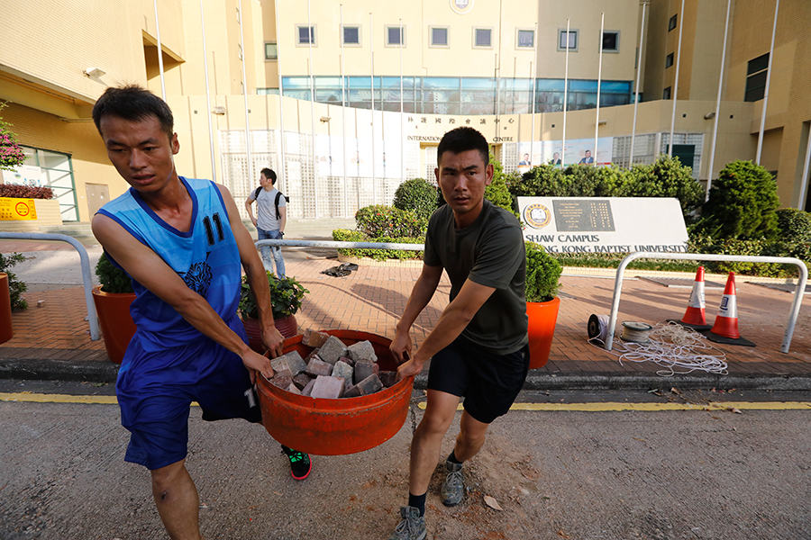 Moradores limpam destro?os de protesto deixados durante fim de semana caótico