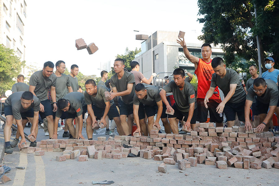 Moradores limpam destro?os de protesto deixados durante fim de semana caótico