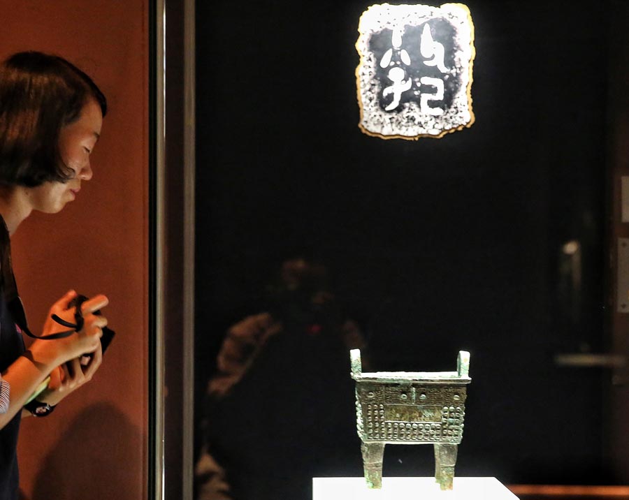 Ossos oraculares com inscri??es deixam suas marcas