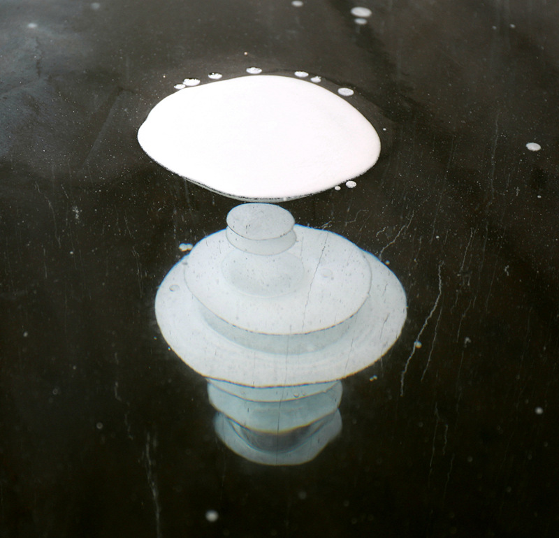 O lago congelado cria bolhas de gelo únicas