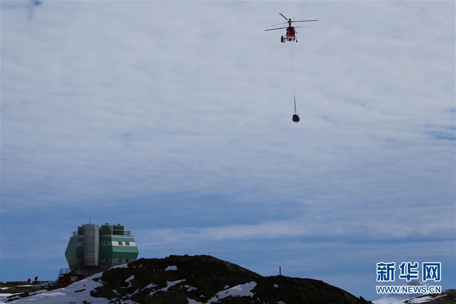 Quebra-gelos da China transportam mercadorias para a Antártida 