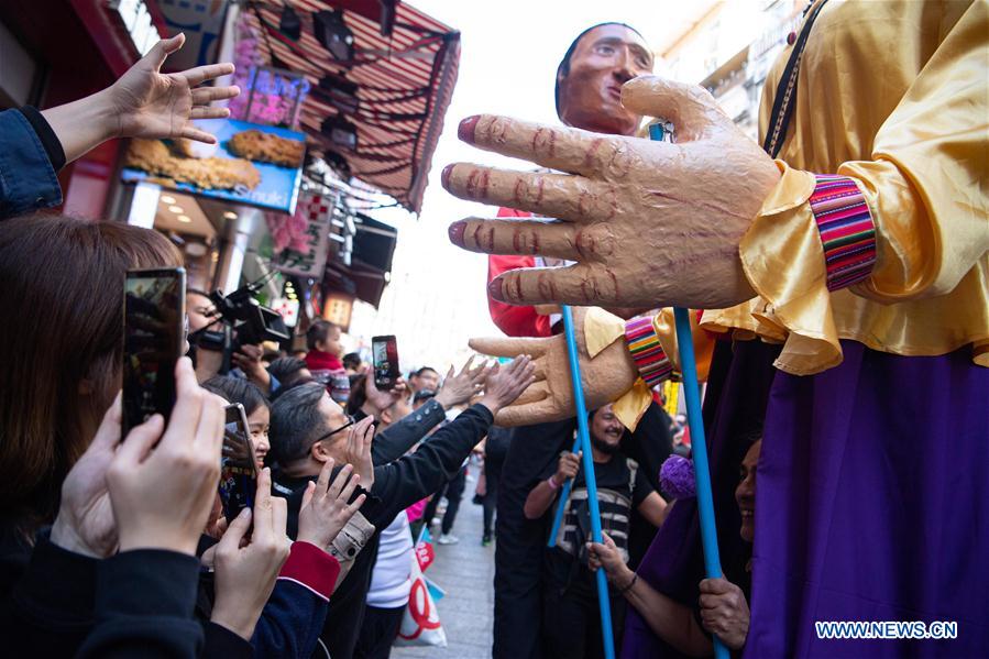 Desfile realizado para celebrar 20o aniversário do retorno de Macau à China