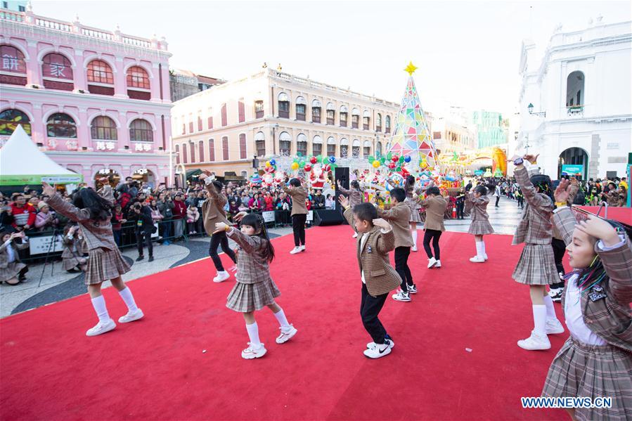 Desfile realizado para celebrar 20o aniversário do retorno de Macau à China