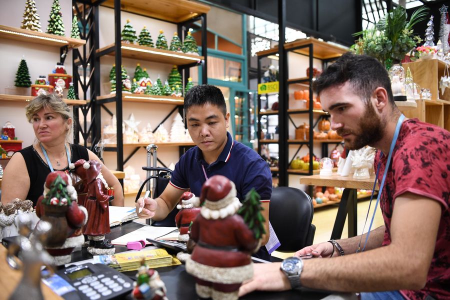 Comércio exterior da China cresce 2,4% nos primeiros 11 meses