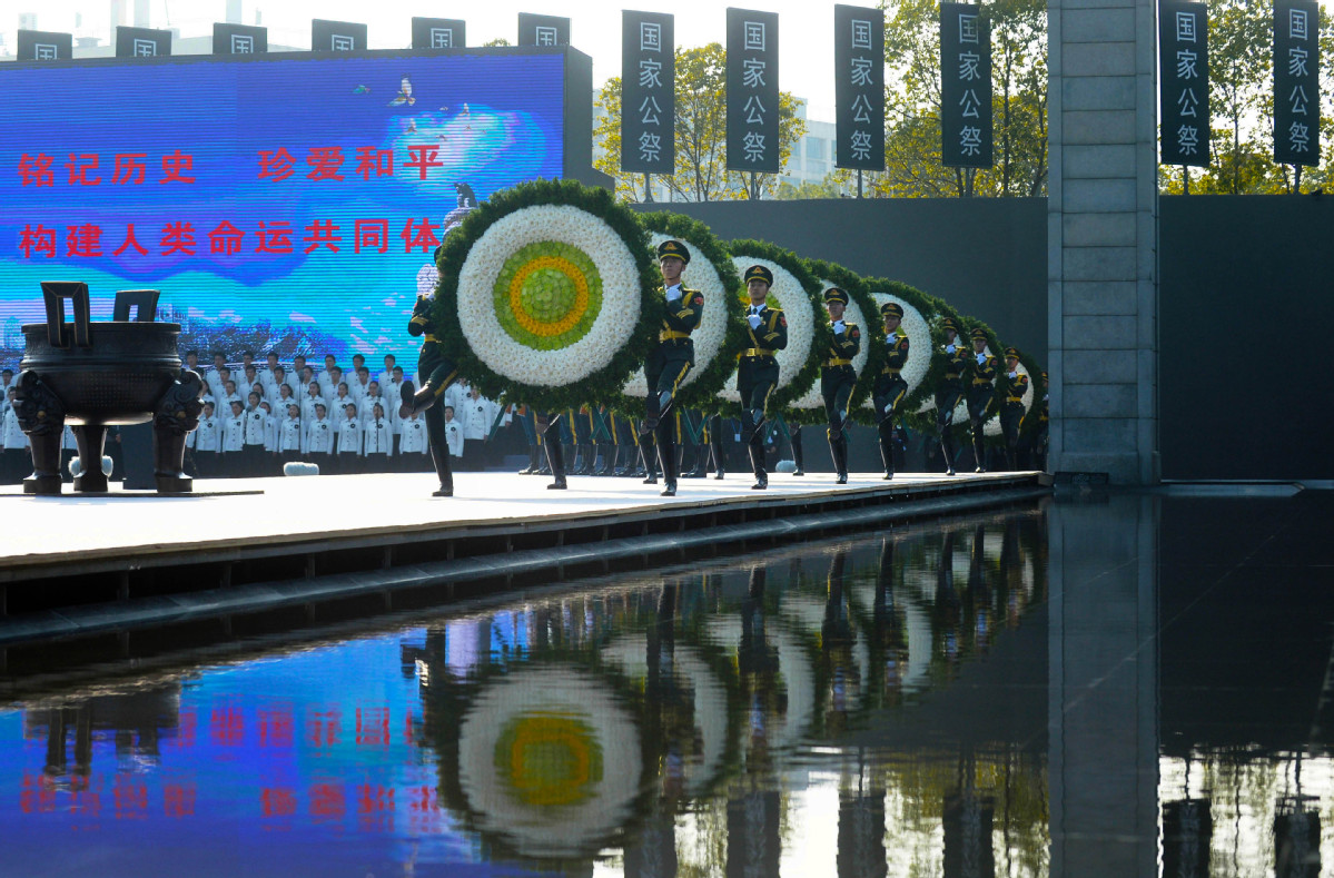 China i?a bandeira a meia haste em memória das vítimas do Massacre de Nanjing