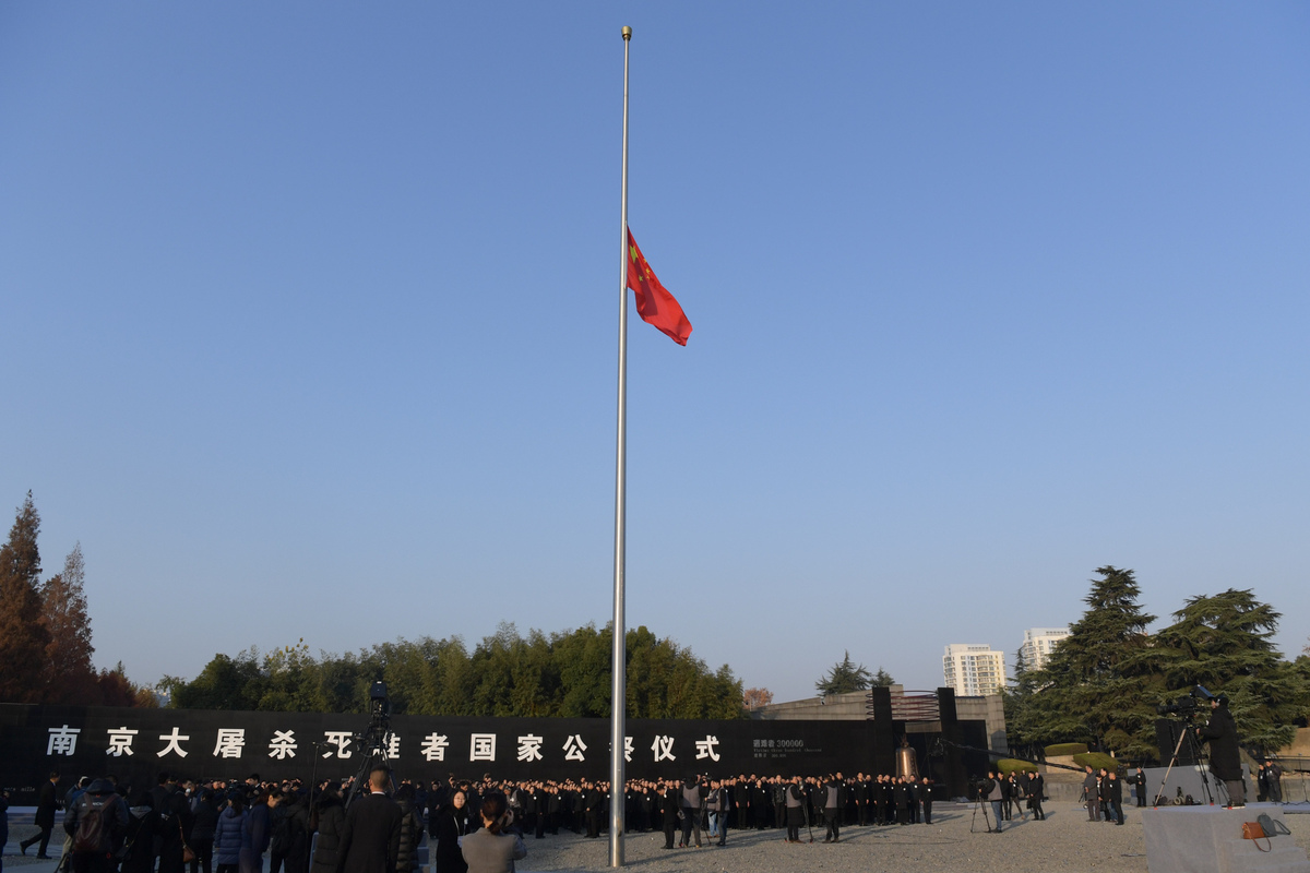China i?a bandeira a meia haste em memória das vítimas do Massacre de Nanjing