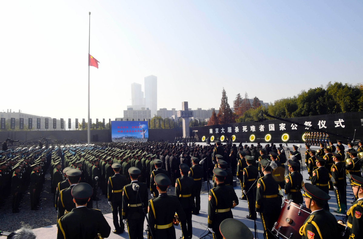 China i?a bandeira a meia haste em memória das vítimas do Massacre de Nanjing