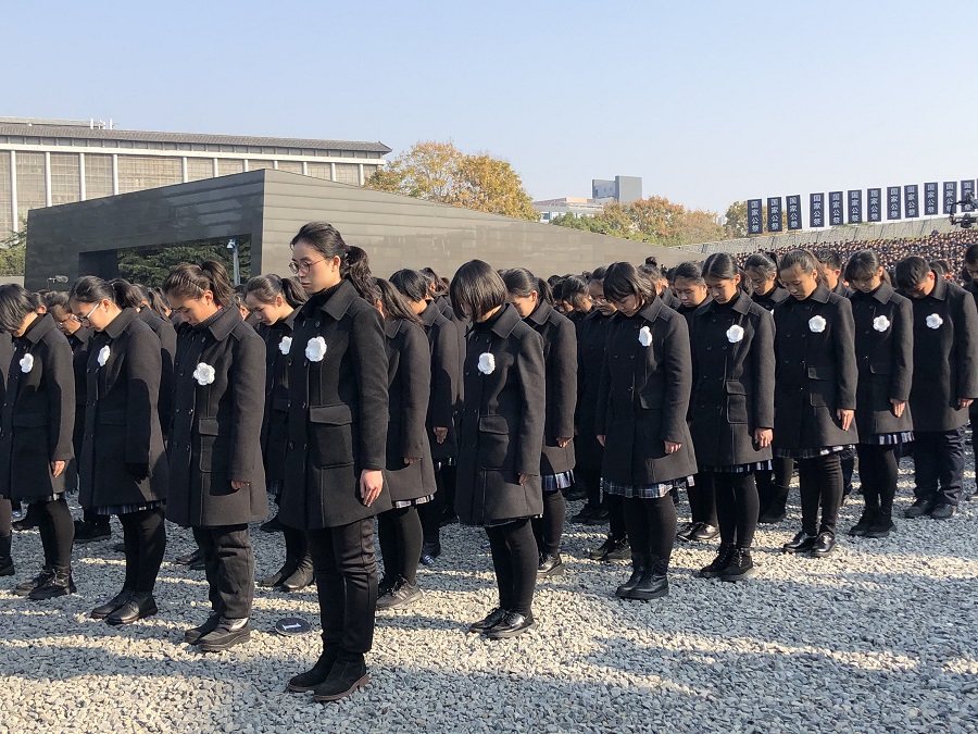 China i?a bandeira a meia haste em memória das vítimas do Massacre de Nanjing