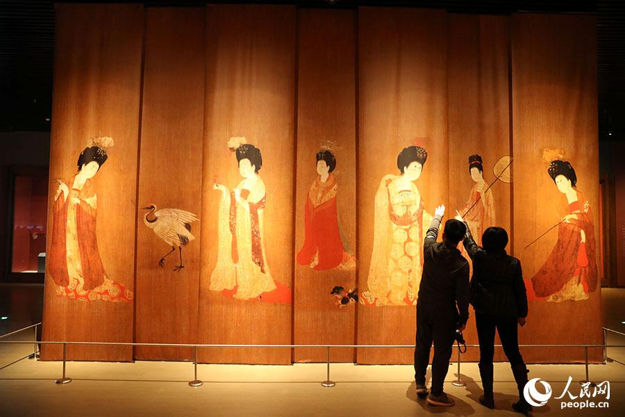Exposi??o de relíquias culturais da dinastia Tang realizada em Museu da província de Liaoning