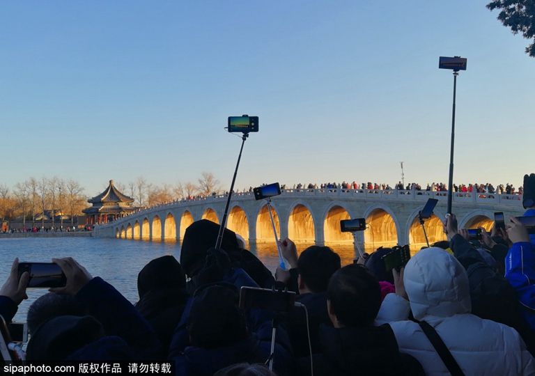 Palácio de Ver?o atrai fotógrafos em busca da foto perfeita da ilumina??o da ponte shiqikong