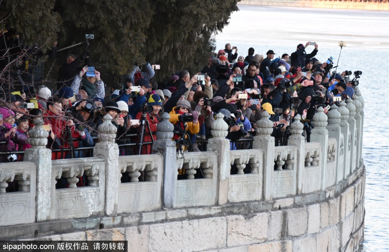 Palácio de Ver?o atrai fotógrafos em busca da foto perfeita da ilumina??o da ponte shiqikong