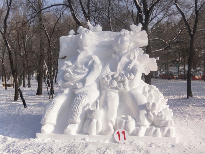 Exposi??o de esculturas de neve aberta ao público em Harbin