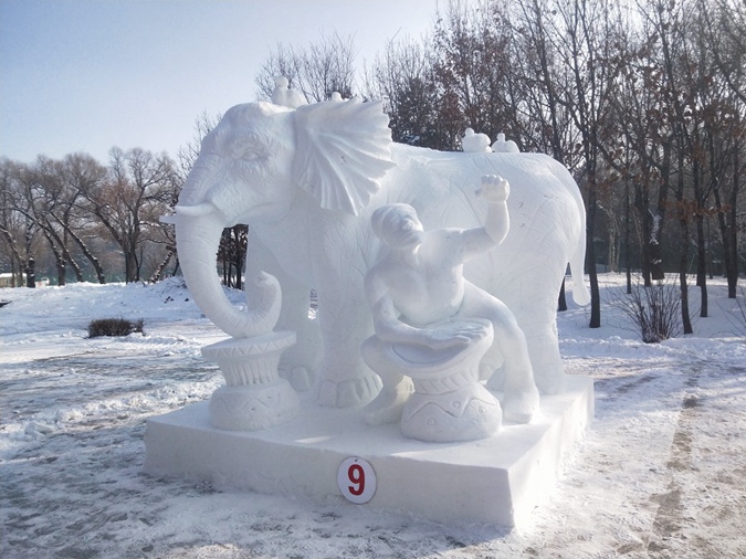 Exposi??o de esculturas de neve aberta ao público em Harbin