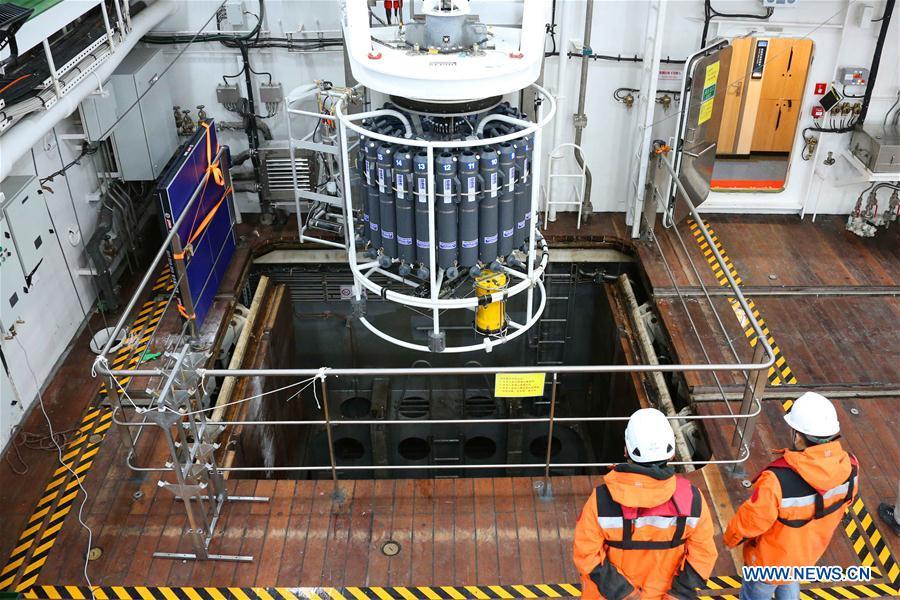 36a Equipe de expedi??o antártica da China trabalham a bordo do quebra-gelo Xuelong 2