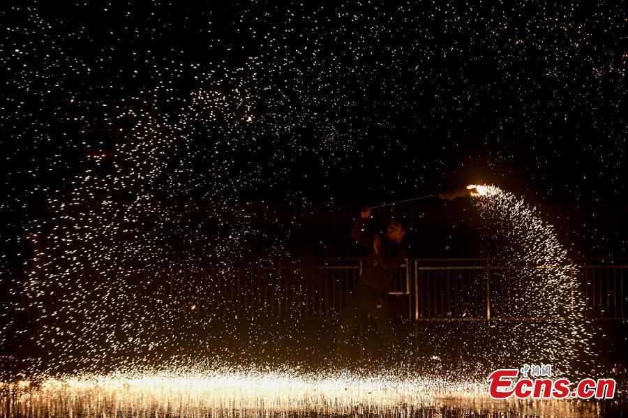 Festival?de?lanternas?com?chuva?de?faíscas?realizado?em?Changsha
