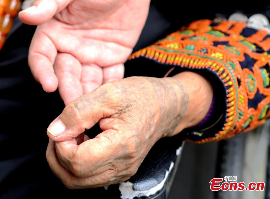 Apelos surgem em Taiwan por preserva??o de tradi??o de tatuagens de grupo étnico local