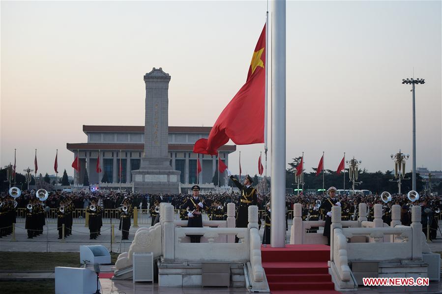 Cerim?nia de hasteamento de bandeira nacional realizada na Pra?a de Tian’anmen