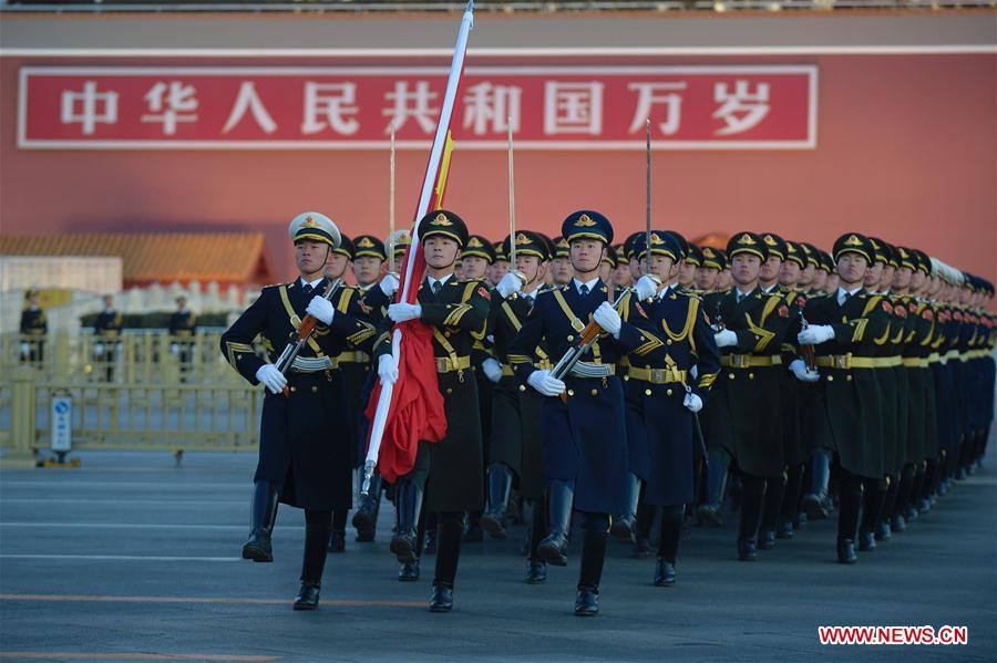 Cerim?nia de hasteamento de bandeira nacional realizada na Pra?a de Tian’anmen