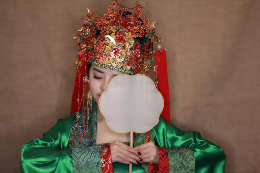 Vlogger chinesa atinge a fama após recria??es artesanais de trajes da China antiga