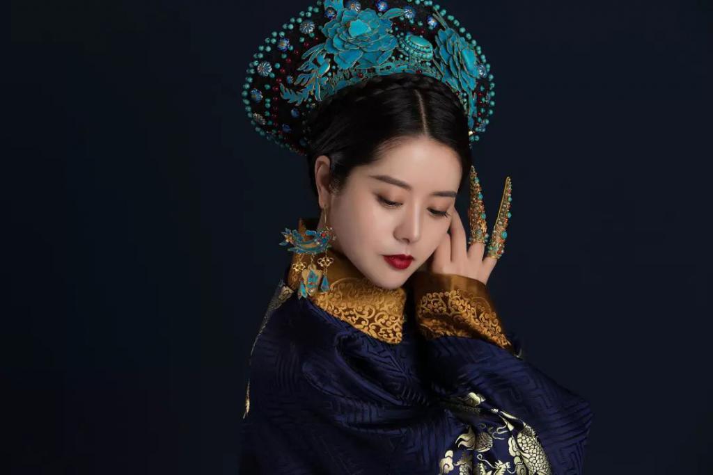 Vlogger chinesa atinge a fama após recria??es artesanais de trajes da China antiga