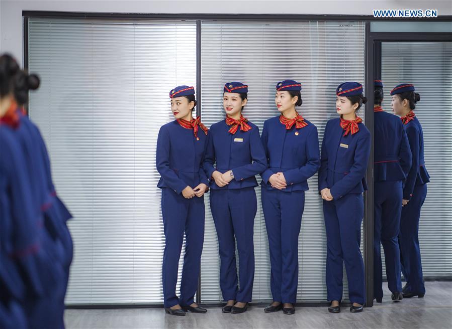 Comissárias de trem-bala participam em treinamento para a temporada do Festival da Primavera