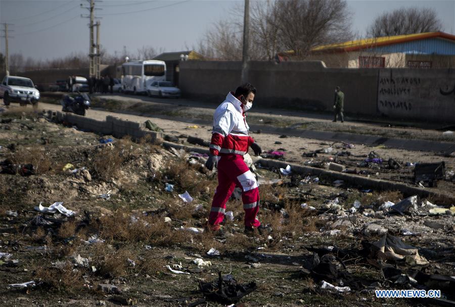 Queda de avi?o ucraniano provoca a morte de todos os passageiros