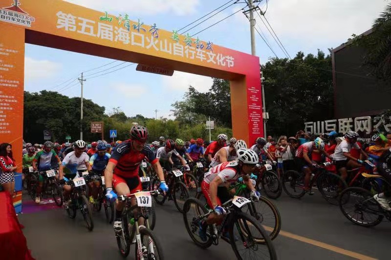 Festival de ciclismo realizado no sopé de montanha vulcanica em Haikou