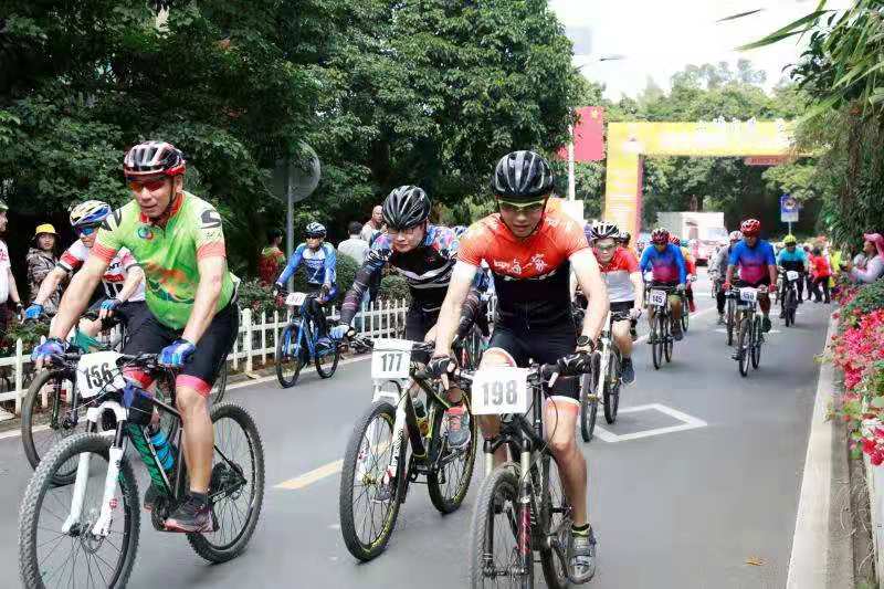 Festival de ciclismo realizado no sopé de montanha vulcanica em Haikou