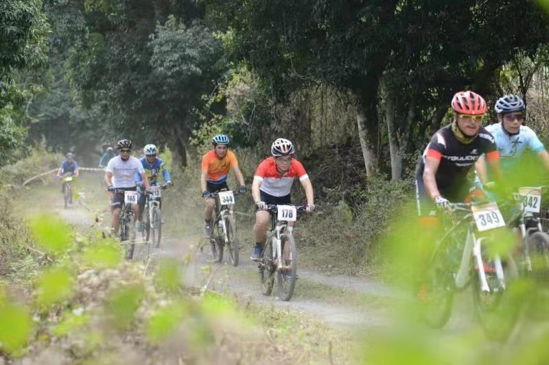 Festival de ciclismo realizado no sopé de montanha vulcanica em Haikou