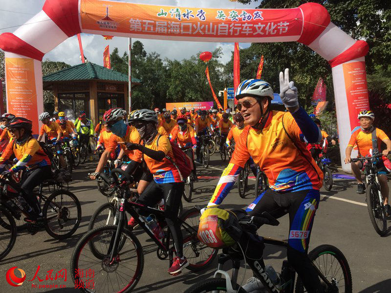 Festival de ciclismo realizado no sopé de montanha vulcanica em Haikou