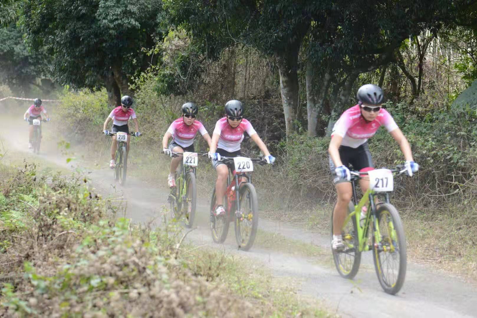 Festival de ciclismo realizado no sopé de montanha vulcanica em Haikou