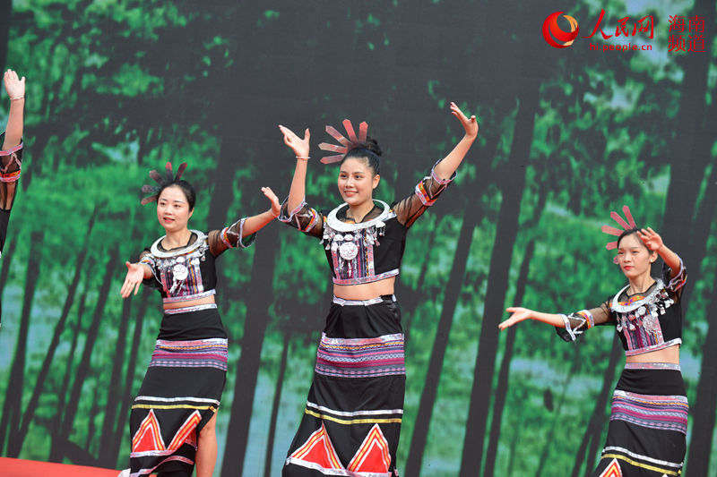 Festival de ciclismo realizado no sopé de montanha vulcanica em Haikou