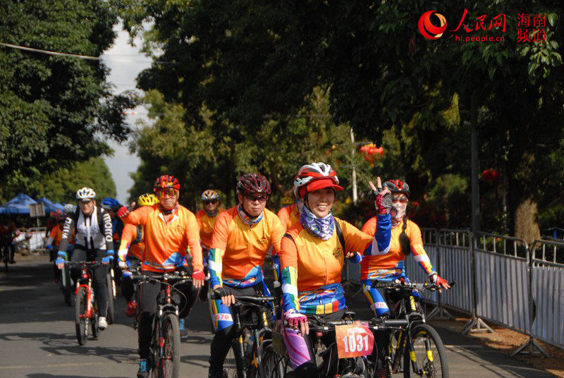 Festival de ciclismo realizado no sopé de montanha vulcanica em Haikou