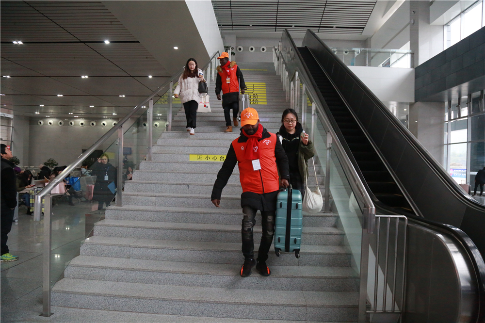 Estudantes internacionais se voluntariam para auxiliar viajantes do Festival da Primavera