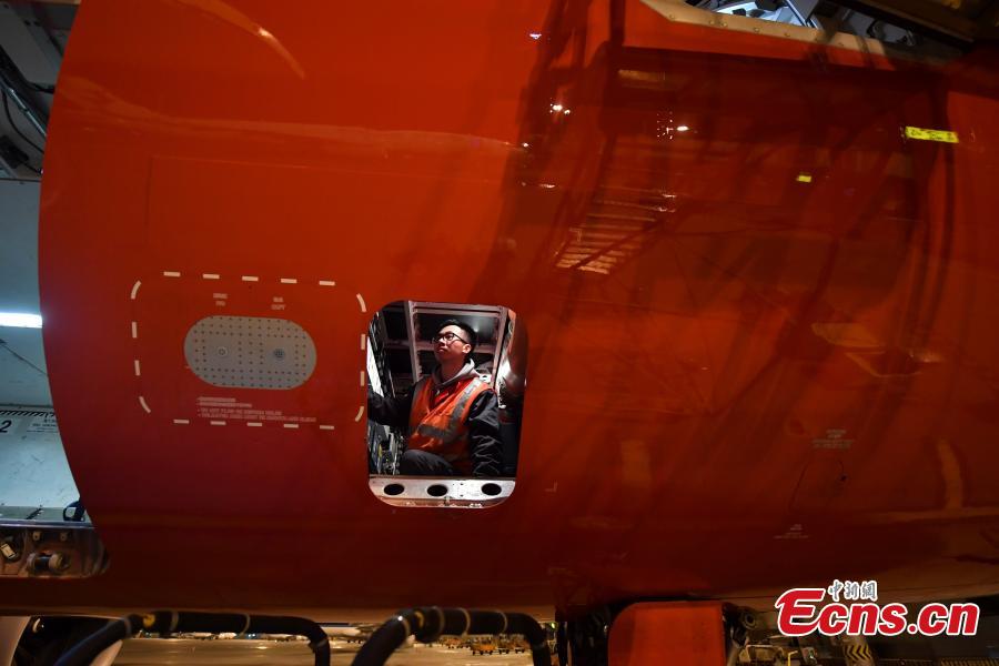 Companhia aérea realiza manuten??o de avi?es para garantir seguran?a do chunyun 